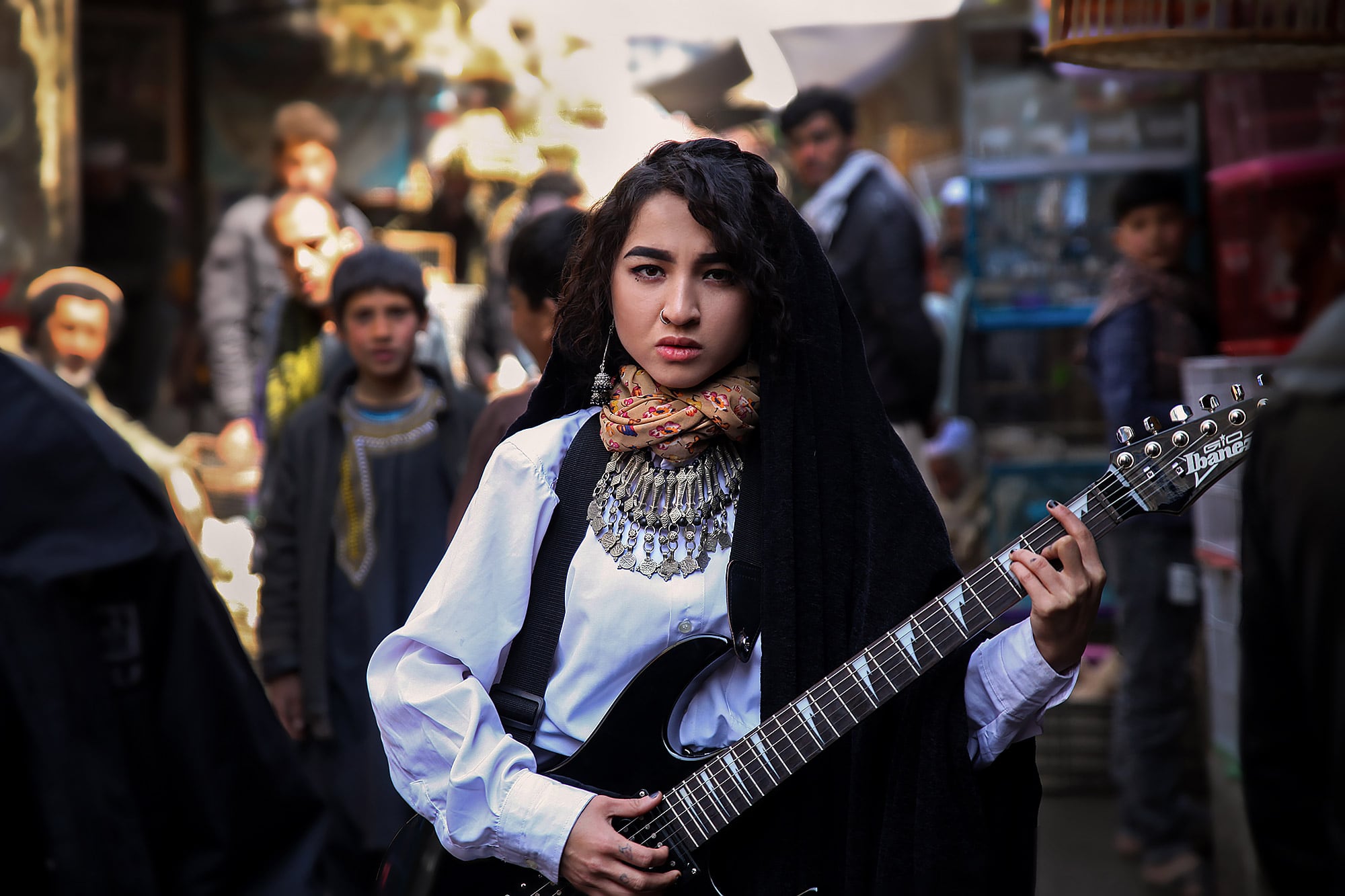 Una artista afgana posa para Fatimah Hossaini, en una imagen de la colección 'Perla en la ostra'.