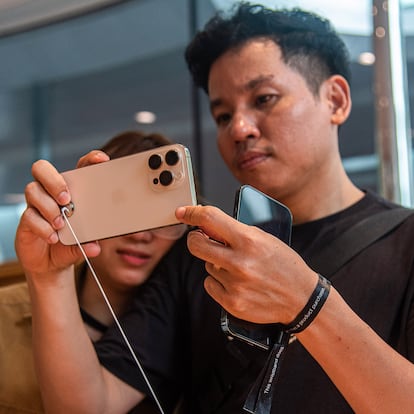 BANGKOK, THAILAND - 2024/09/20: Customers inspect the new iPhone 16 at the Apple Store in Bangkok. The new iPhone 16 models which are the iPhone 16, Plus, Pro, and Pro Max was officially launched for customers to purchase in Thailand on September 20, 2024. (Photo by Peerapon Boonyakiat/SOPA Images/LightRocket via Getty Images)