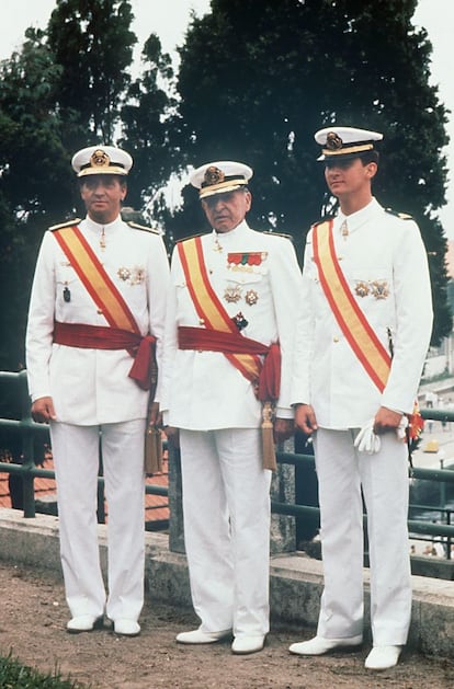 16/07/1989 Marín (Vigo). Don Juan de Borbón, su hijo Don Juan Carlos y su nieto el Príncipe Felipe. Tras recibir éste el despacho de Alférez de Navío en la Escuela Naval Militar.