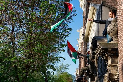 Manifestantes ondean banderas Palestinas durante una concentración convocada por estudiantes y empleados de la Universidad de Ámsterdam, este martes.