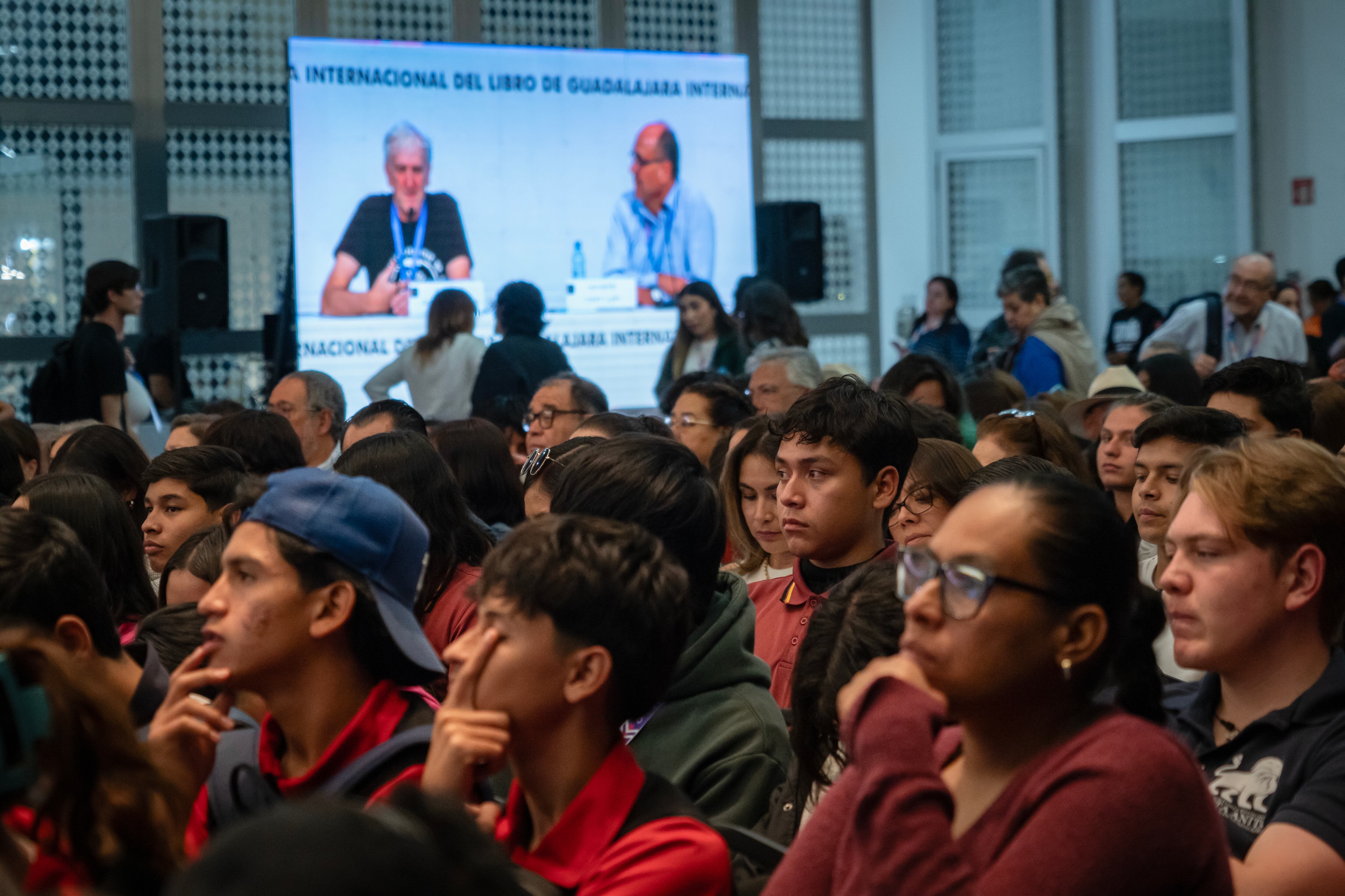 Jóvenes escuchan a Juan Luis Arsuaga Ferreras, en Guadalajara.