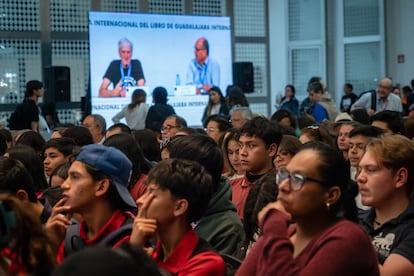 Jvenes escuchan a Juan Luis Arsuaga Ferreras, en Guadalajara.