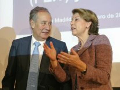 Juan Miguel Villar Mir, presidente de OHL, con Magdalena &Aacute;lvarez en un acto en 2007. 