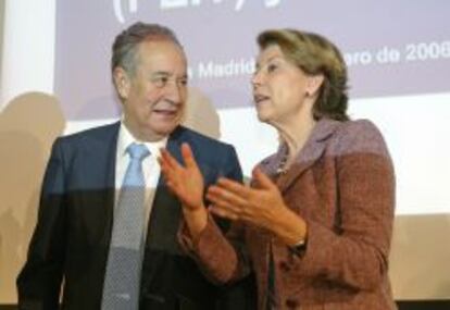 Juan Miguel Villar Mir, presidente de OHL, con Magdalena Álvarez en un acto en 2007.