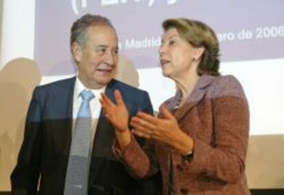 Juan Miguel Villar Mir, presidente de OHL, con Magdalena &Aacute;lvarez en un acto en 2007. 