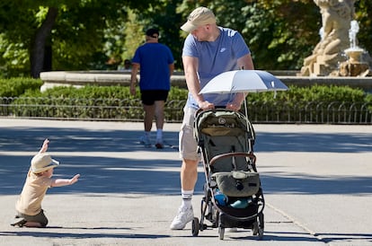 Un junto a su hijo en el parque de El Retiro de Madrid.