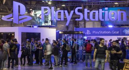 Visitantes en un stand de Sony en una reciente feria de videojuegos en Milán.