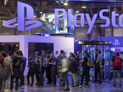 Visitantes en un stand de Sony en una reciente feria de videojuegos en Milán.