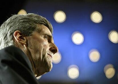 El candidato demócrata, John Kerry, durante un acto electoral en Seattle, en febrero.