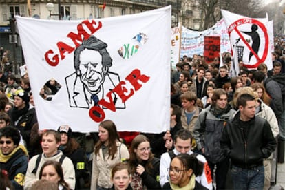 Estudiantes franceses protestan de nuevo en París contra el contrato juvenil que abandera Dominique de Villepin.