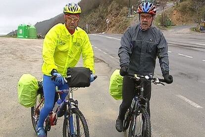 Los hermanos Aitor y Gorka Aulestia, a su paso por Poio, en su camino hacia Santiago.