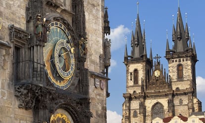 La plaza de la Ciudad Vieja de Praga, mercado central de la capital checa durante siglos tiene como punto neurálgico (al menos para los turistas) el reloj astronómico del antiguo ayuntamiento. Todo un mito en la ciudad: cobra vida cada hora y se dice que a su creador, Master Hanus, lo dejaron ciego para que no pudiera repetir la obra en otro lugar.