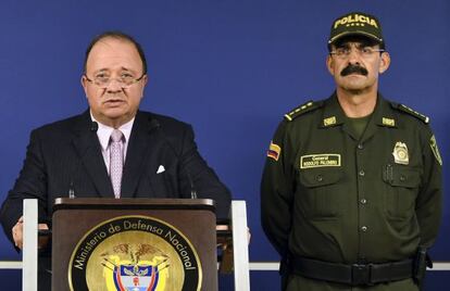 El general Palomino, a la derecha, junto al ministro de Defensa, Luis Carlos Villegas.