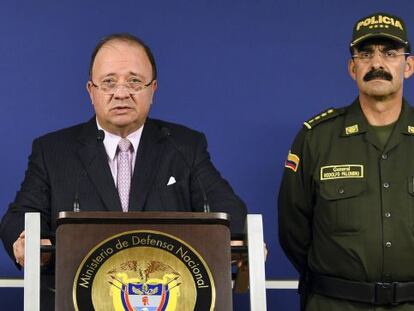 El general Palomino, a la derecha, junto al ministro de Defensa, Luis Carlos Villegas.