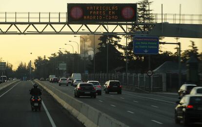 Madrid se ha convertido en la primera ciudad española que impone la circulación alterna de vehículos en función de sus matrículas. En la imagen, panel luminoso anunciando las restricción en el tráficio en la A-6 a la altura de Moncloa.
