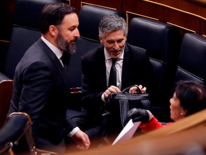 Santiago Abascal, izquierda, con el ministro del Interior, Fernando Grande-Marlaska, y la de Educación, Isabel Celaa, el pasado día 15 en el Congreso.