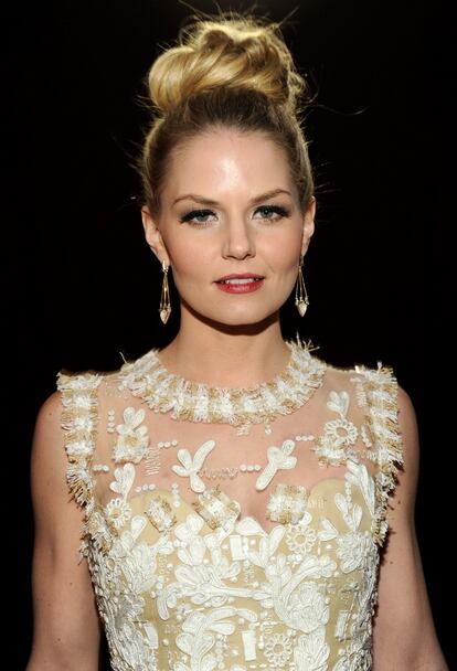 Jennifer Morrison se coronó, con un vestido blanco de Oscar de la Renta, como una de las más elegantes de la noche.