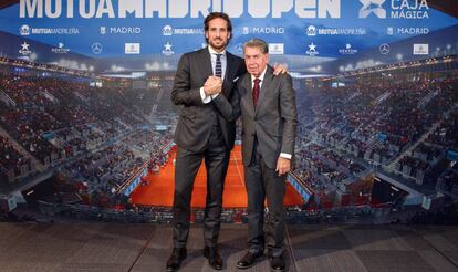 Feliciano López, tras ser nombrado director adjunto del Mutua Madrid Open, junto a Manolo Santana el pasado jueves.