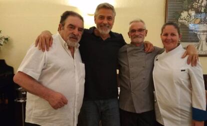 El actor y director George Clooney con el personal del restaurante El Coto de Antonio, en Santa Cruz de Tenerife.