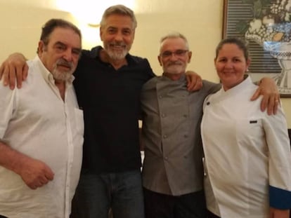 El actor y director George Clooney con el personal del restaurante El Coto de Antonio, en Santa Cruz de Tenerife.
