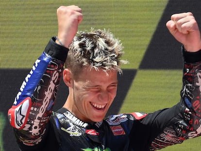 El piloto de Yamaha Fabio Quartararo celebra la victoria este domingo en el GP de Cataluña.