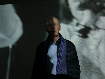 Anthony McCall, ante una de sus proyecciones en la antigua sala de máquinas del Pozo Santa Bárbara.