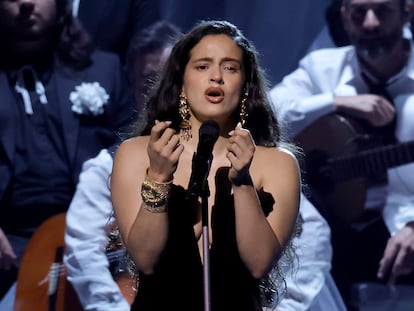 Rosalía, en los Grammy Latinos de Sevilla, al interpretar la canción 'Se nos rompió el amor'.