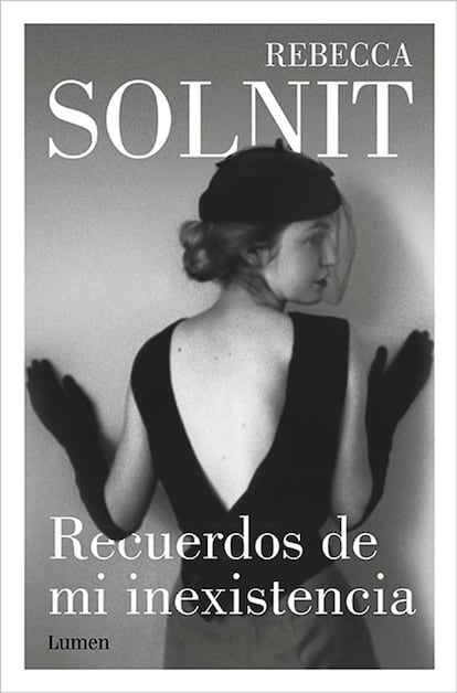 Solnit protagoniza la portada de ‘Recuerdos de mi inexistencia’ (Lumen): «De joven usaba mucha ropa vintage. He tenido blusas con las que no podía levantar el brazo y faldas tan ajustadas que no daba ni un paso largo».
