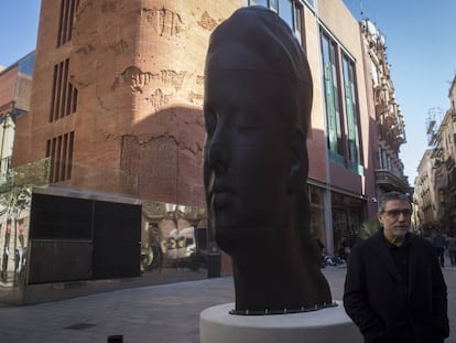 El artista Jaume Plensa junto a su escultura