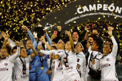 Jogadoras da Ferroviária comemoram a conquista da Copa Libertadores, neste domingo, em Buenos Aires.