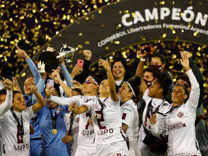 Jugadoras de Ferroviaria celebran la Copa Libertadores conquistada este domingo en Buenos Aires.