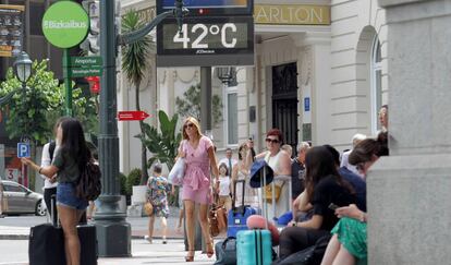 Un termómetro marca 42 grados en la céntrica plaza de Moyúa de Bilbao.