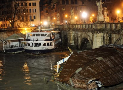 Imagen tomada el viernes por la noche en el que se ve uno de las embarcaciones para turistas atascada en uno de los arcos del puente Sant'Angelo.