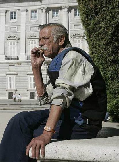 Uno de los indigentes que viven en la Plaza de Oriente.