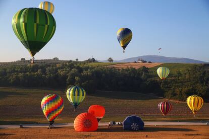 Globos de aire caliente se elevan durante un evento en la localidad de Todi (Italia).