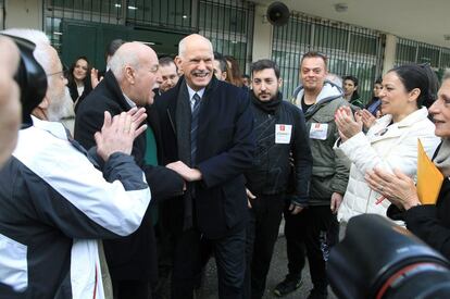 Yorgo Papandreou (c), el ex primer ministro y líder del partido Movimiento de los Socialistas Democráticos, saluda a la gente después de depositar su voto en un colegio electoral en Atenas.