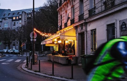 Terraza de un café, retratada durante el ocaso.