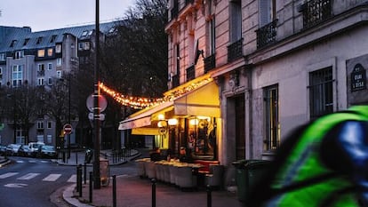 Terraza de un café, retratada durante el ocaso.