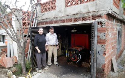 Juan y Margarita, junto a los generadores. 