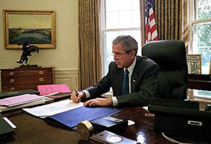 Bush firma en su despacho la ley que otorga ayudas de 40.000 millones de dólares para la reconstrucción de las zonas dañadas por los ataques.
