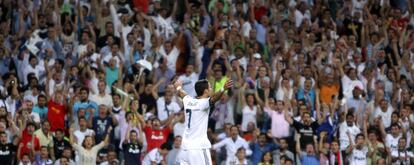 Cristiano Ronaldo, aclamado por el público, celebra el segundo gol en el partido de vuelta de la Supercopa que enfrentó a Real Madrid y Barcelona, en el estadio Santiago Bernabéu (2-1). El título recayó para el conjunto de Mourinho.