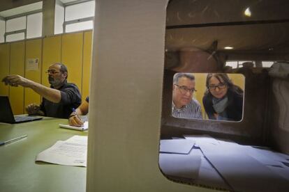 Una mesa en un centre de participaci&oacute; del 9-N.