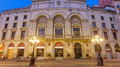 Façana del Teatre Principal, a la Rambla