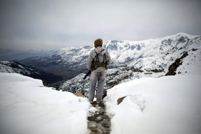 17 de febrero de 2012. Un soldado del Ejército paquistaní del 20 Regimiento Blindado de lanceros en el vértice de una montaña durante una patrulla cerca de su puesto en la base de Kalpani, en la provincia de Dir, en la frontera entre Pakistán y Afganistán.