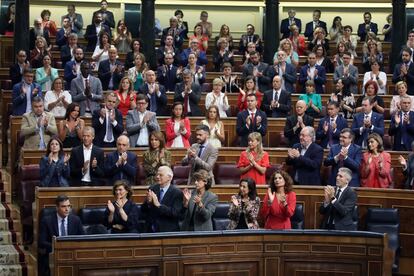 El presidente del Gobierno en funciones, Pedro Sánchez, es aplaudido tras su intervención en la sesión de control este miércoles en el Congreso de los Diputados, en Madrid.
