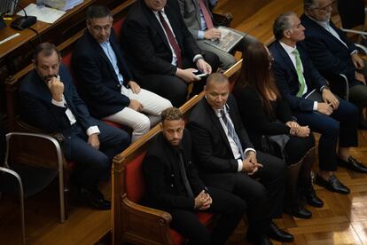 Neymar, junto a los otros encausados, en el banquillo de los acusados este lunes en la Audiencia de Barcelona.
