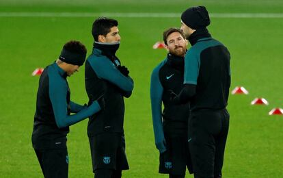 Neymar, Suárez i Messi observen Piqué en l'entrenament a París.