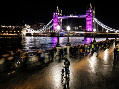 Colas de ciudadanos junto al Puente de la Torre, a lo largo del río Támesis, para presentar sus respetos a la difunta reina Isabel II, el día 16.