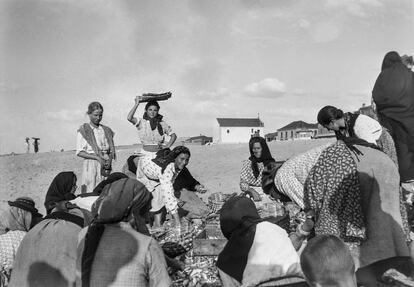 Las mujeres separan los lotes de pescado en la playa de Furadouro, en Portugal.