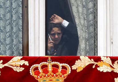El día de la coronación de su tío Felipe, Froilán se la pasó hablando con su móvil. En esta imagen de 2014 aparece en una ventana del Palacio Real, tras la ceremonia de proclamación del rey Felipe VI que se celebró en el Congreso de los Diputados.
